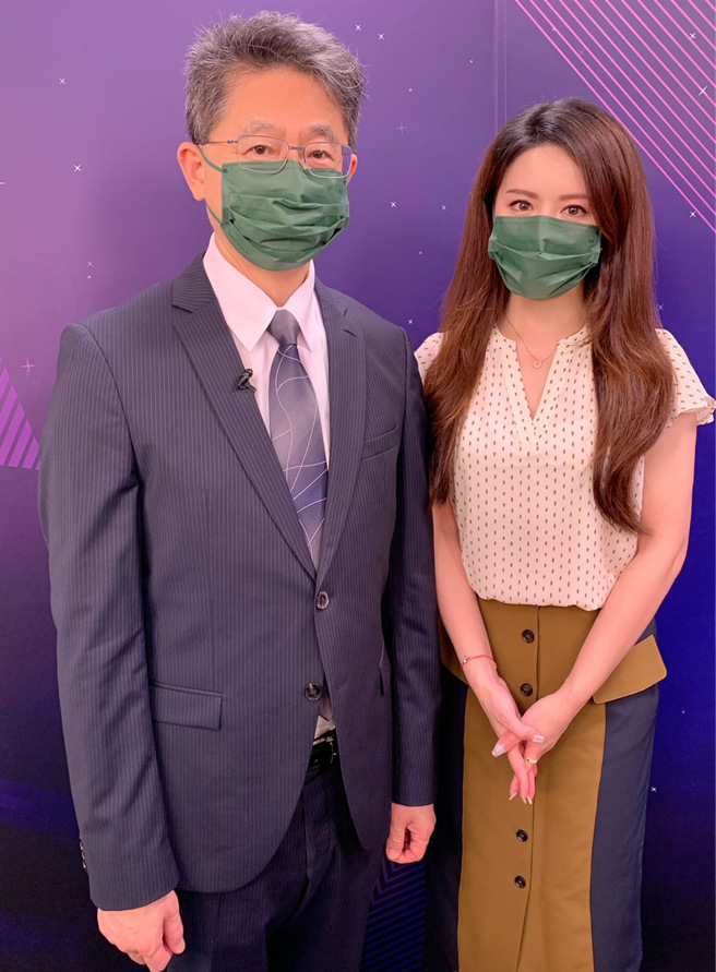 台湾运彩总经理林博泰(左)上时来运转节目，与主持人尉迟佩玉(右)谈运彩眉角。(林胜发摄)