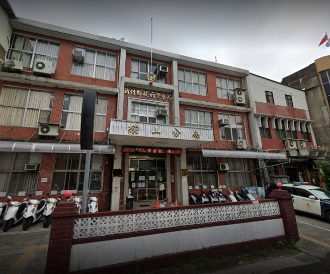 新竹縣一名22歲林姓男子疑似遭債主拖到橫山鄉毆打成重傷，丟包醫院門口，經急救後仍不治。圖為橫山警分局。（翻攝自Google Maps）