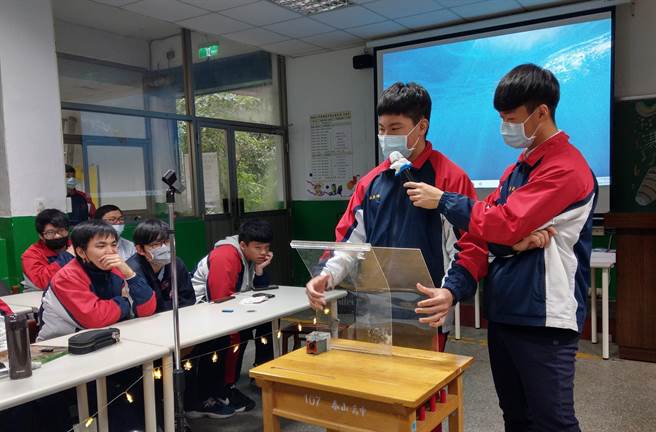 泰山高中在高三时安排专题实作课程，训练学生组织、应用、统整、创新与研发能力。（新北市教育局提供）