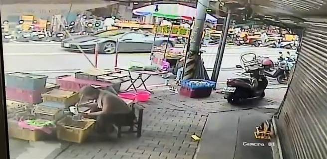 有网友PO脸书，1名阿公开着比特斯拉还威的高级跑车，市面上要价台币1379万元起的法拉利Ferrari 458 Italia在市场买菜。（民眾提供／吴佩蓉宜兰传真）