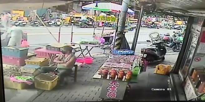 有网友PO脸书，1名阿公开着比特斯拉还威的高级跑车，市面上要价台币1379万元起的法拉利Ferrari 458 Italia在市场买菜。（民眾提供／吴佩蓉宜兰传真）