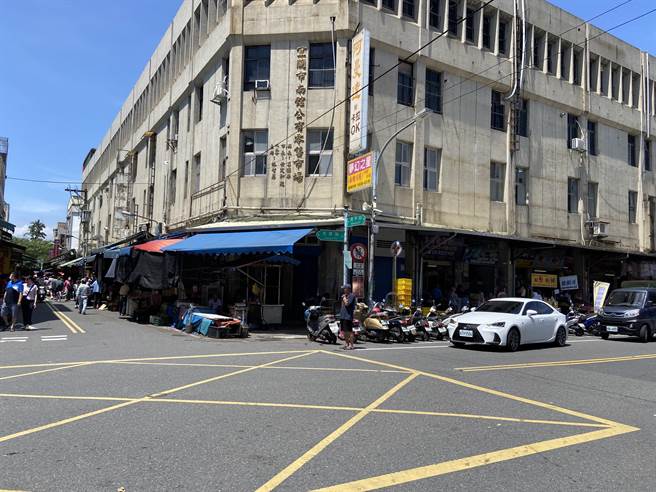 法拉利超跑的驾驶，当时违规停车的路口。（吴佩蓉摄）