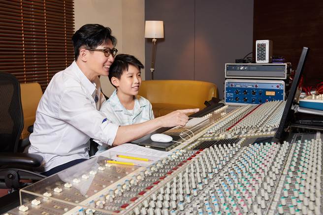 品冠首次與兒子Jayden正式合唱。（種子音樂提供）