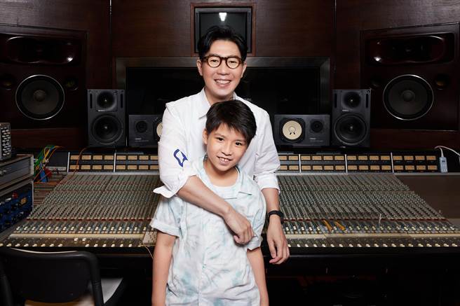 品冠首次與兒子Jayden正式合唱。（種子音樂提供）