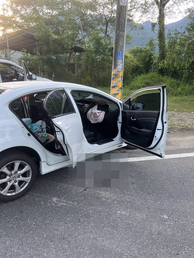 23岁赵姓女子17日凌晨接获亲戚过世的消息，不顾当夜入睡前曾经饮酒，连夜载3名亲友下山奔丧，未料因不胜酒力，逆向撞击电线杆，车体严重变形，车内4人均受伤，其中2人骨折，赵女被警方测出酒测值达每公升0.8毫克，警方以公共危险罪将她函送桥头地检署侦办。（警方提供／林雅惠高雄传真）