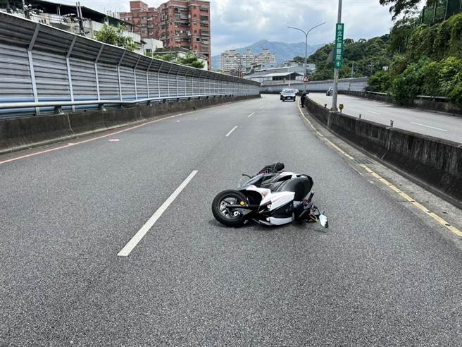 新北市新店區今（19）日中午發生擦撞分隔島車禍，21歲騎士被發現當下呈OHCA狀態。（警方提供／李奇叡新北傳真）