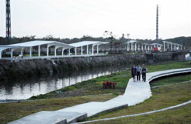 杀蛇溪流经屏东县民公园，整治后的水质可望为整个休憩空间带来品质提升。（林和生摄）