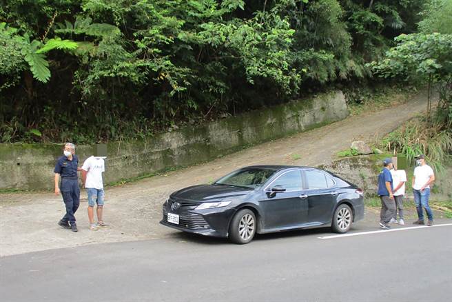 林姓男子被殴致死丢包案，警方押解2名嫌犯到案发现场。（横山分局提供／罗浚滨新竹传真）