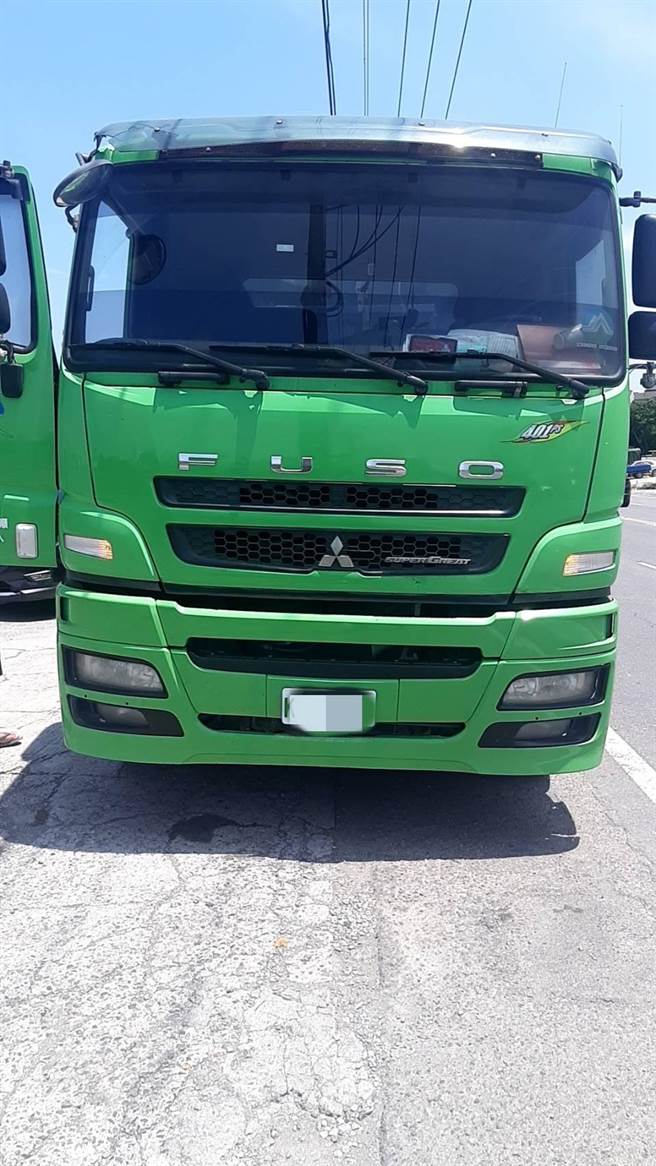 宋姓男子駕駛大貨車沿北往南方向行駛，於路口欲右轉時，疑因視線死角未注意在旁車輛，與前方同向騎乘機車的52歲謝女發生碰撞，造成謝女當場死亡。(警方提供／林雅惠高雄傳真)