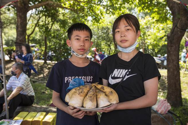 寶山綠竹筍節熱鬧滾滾，農民曾文瑜種植的綠竹筍獲得「寶山甜筍王」，攤位上的甜筍很快就民眾被搶購一空。（羅浚濱攝）
