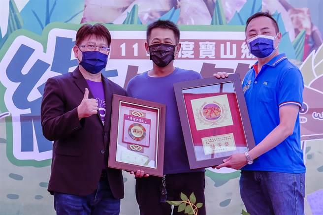 寶山鄉綠竹筍評鑑獲特等獎的青農江政峰（中）說，種竹筍前要挑選優秀母竹，依土壤性質施肥，並以無毒友善耕作方式，就能種出又大又美味的竹筍。（羅浚濱攝）