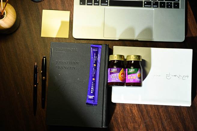 上班族使用3C時數驚人 白蘭氏推新品守護 加贈馬來膜周邊。（品牌提供）