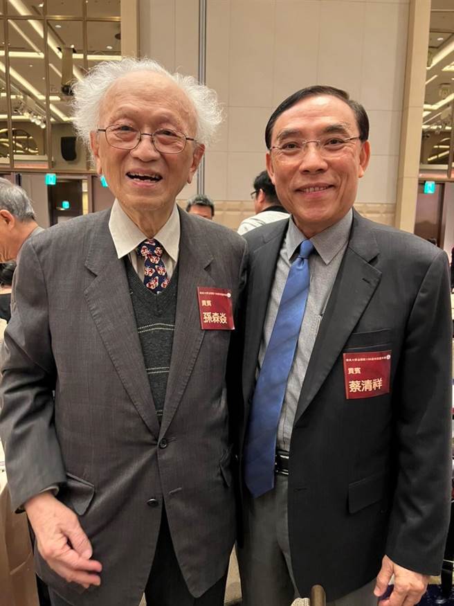今年3月20日前大法官孙森焱（左）与法务部部长蔡清祥参加东吴大学法学院院庆暨院友会活动合影。（法务部提供）