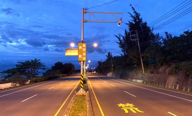 台26线尖山段因道路笔直、车祸频传，因此设置区间测速防制，一举跃升县内取缔王。（林和生摄）