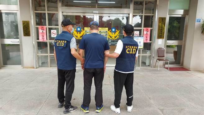 金门梁姓男子半夜酒醉闯入民宅偷窃，遭警方循线逮捕移送法办。（警方提供）