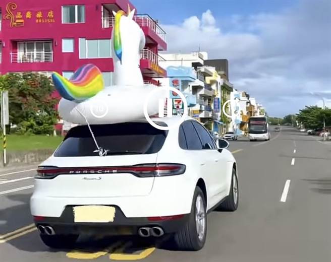 獨角獸泳圈綁車上，網友直呼母湯，警方要查。(摘自臉書社團路上觀察學院)