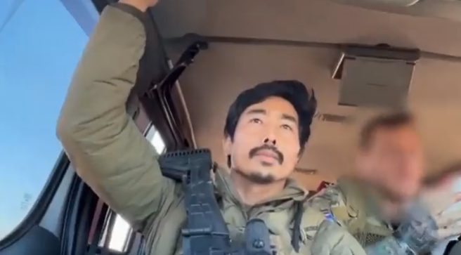 李根在车内边安抚受伤的同袍，边发号要大家赶紧撤离，惊险过程让人看了冷汗直流。(图/截自@visegrad24推特)