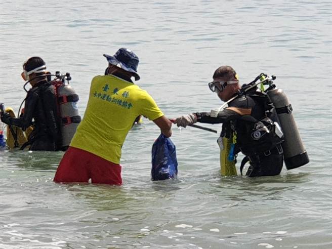 响应国家海洋日，台东县环保局与东管处在杉原湾办理净海、净滩活动。（台东县政府提供／庄哲权台东传真）