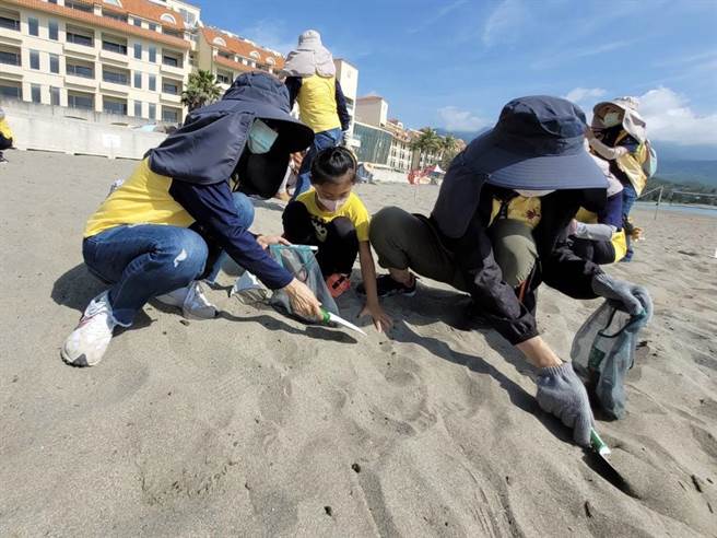 响应国家海洋日，台东县环保局与东管处在杉原湾办理净海、净滩活动。（台东县政府提供／庄哲权台东传真）