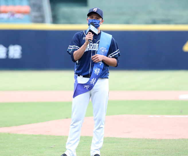 富邦悍将陈仕朋在「悍将中学」主题日达成校草2连霸。（郑任南摄）