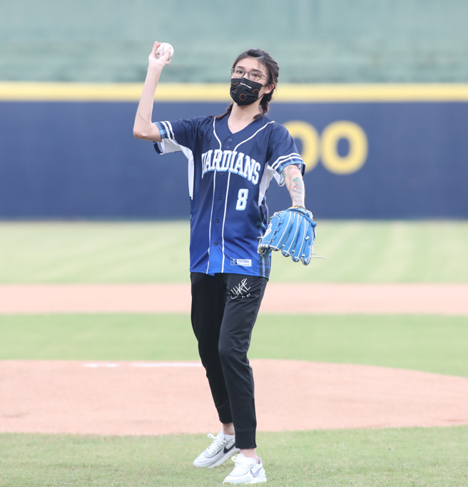 东京奥运拳击国手黄筱雯为富邦悍将开球。（郑任南摄）