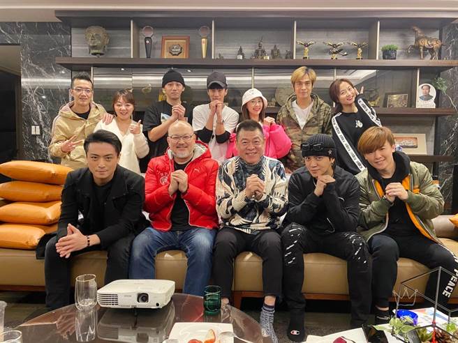 羅志祥去年大年初二到孫德榮家拜年。（孫德榮提供）