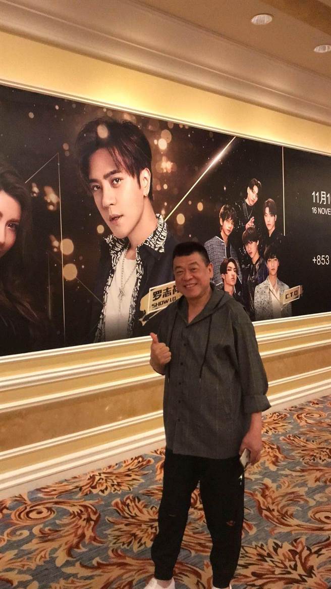 孫德榮還沒跟羅志祥破冰前，被小刀力拱與澳門威尼斯人酒店的羅志祥大型海報合影。（孫德榮提供）