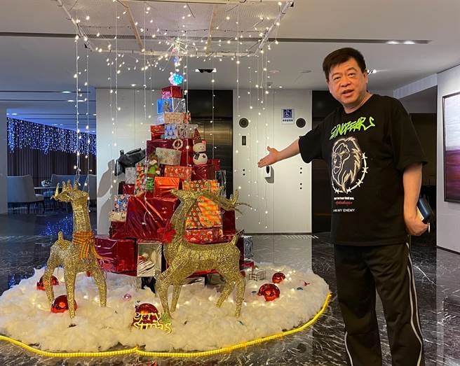 孫德榮近一年身上穿的大多是小豬送的潮牌服飾。（孫德榮提供）