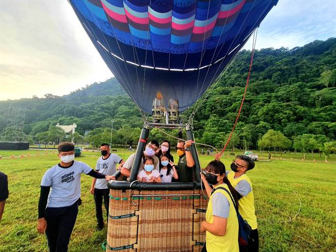 桃園熱氣球嘉年華癌童搭熱氣球升空一圓心願。(觀旅局提供／呂筱蟬桃園傳真)