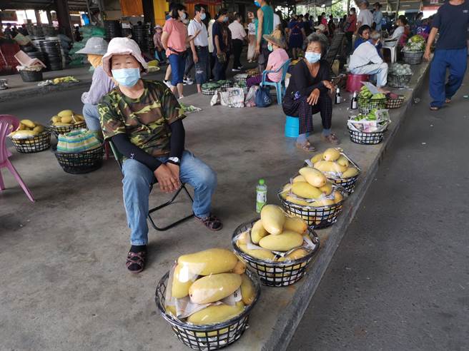 台南玉井青果市場周末吸引遊客湧入，但愛文產量少，到下午幾乎只剩金煌、玉文。（劉秀芬攝）