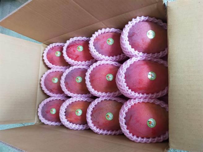 以往價格較高的12顆裝禮盒，今年一下子就被訂光。（楊沁涓提供／劉秀芬台南傳真）