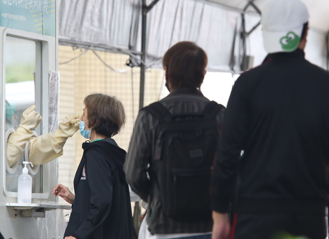 一名女网友抱怨，婆婆确诊后仍在家到处走动，害公公、小叔和弟媳也确诊。图为民眾到採检站做PCR。非新闻当事人。（资料照／陈俊吉摄）