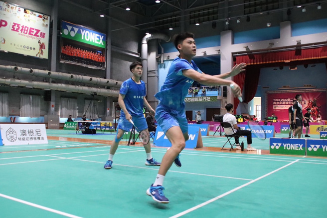 陈子亦（后）、吕沛洋于YONEX 2022年第二次全国青少年分龄赛U19男双夺冠。（中华羽协提供）