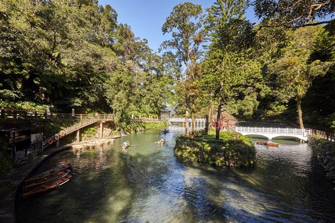 雲仙湖畔划船樂。（雲仙樂園提供）