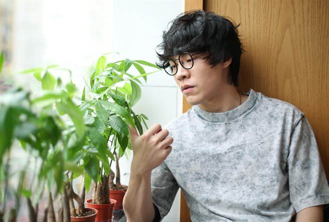 卢广仲首次担任专辑制作人，对自己要求更高。（陈俊吉摄）