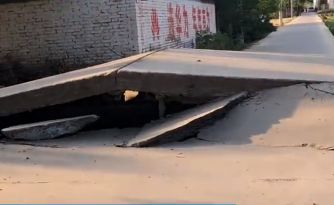 河南高温肆虐，地表温度狂飙74.1℃ ，多处道路地面热到爆裂。（图／微博视频截图）