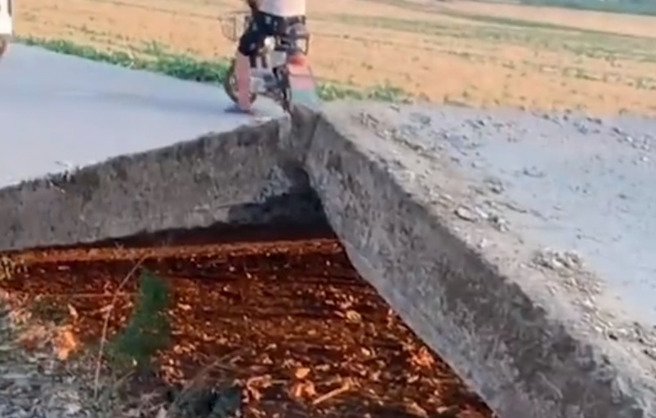 许昌、漯河、周口等地村庄多处出现地面爆裂情况，有道路维修业内人士称，路面膨起多出现在高温天气，多是因为道路伸缩缝处理、维护不当造成。（图／微博视频截图）