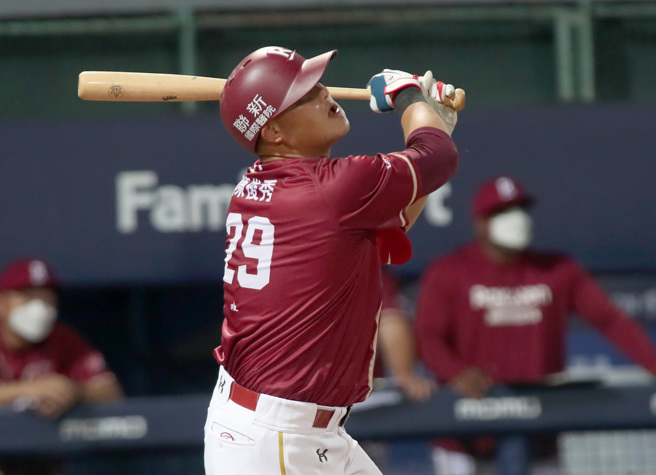 乐天桃猿陈俊秀。（郑任南摄）