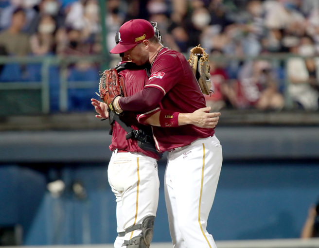 乐天桃猿终结者豪劲成功「关门」。（郑任南摄）