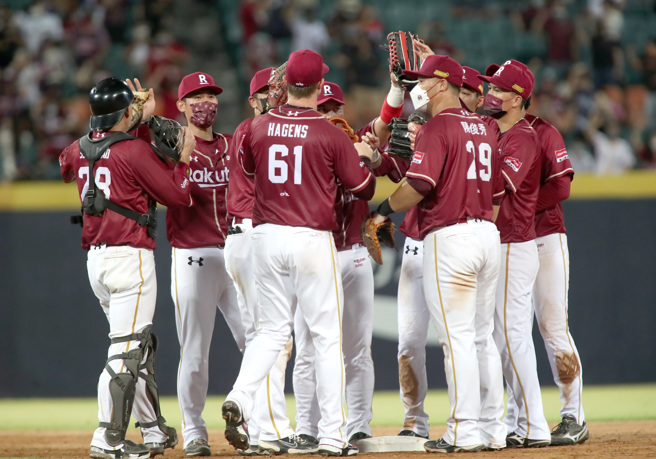 乐天桃猿拿下4连胜。（郑任南摄）