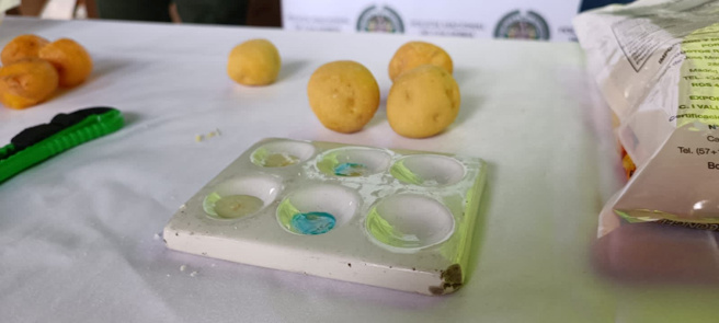 据悉走私者透过液压机器将毒品塑型。 (图/路透社) 