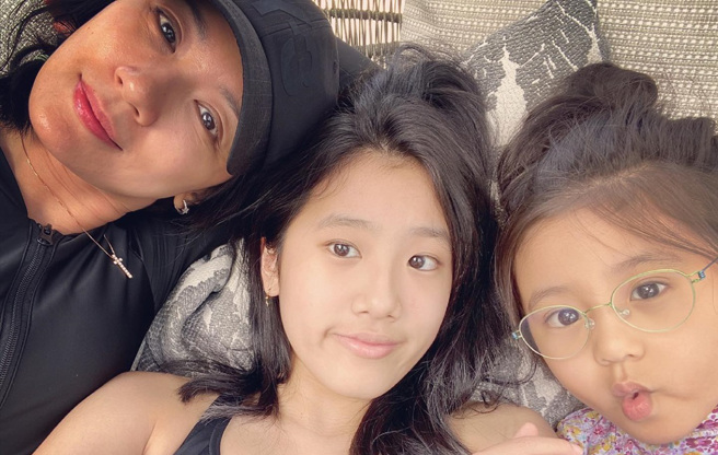 贾静雯PO梧桐妹和咘咘的照片，惊呼她们长得很像。（图／FB@贾静雯）