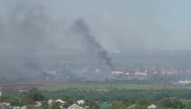 图为过去俄军猛攻乌东战略要城北顿内茨克（Sievierodonetsk），当地冒出阵阵黑烟。（路透）