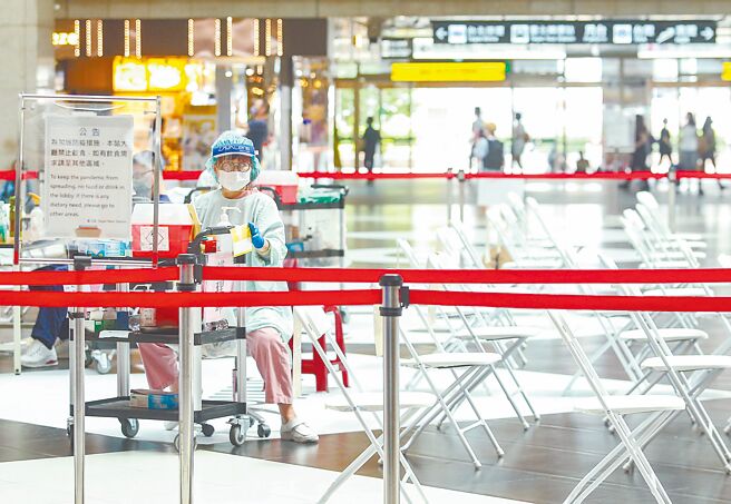 民眾在染疫後腸道會受到破壞，導致毒素進入體內，若想改善「長新冠」，可補充維他命D、鋅及維他命K2等，保護腸道健康。圖為台北車站疫苗接種站持續為民眾注射AZ、莫德納及BNT疫苗，惟到場的民眾並不踴躍。（粘耿豪攝）