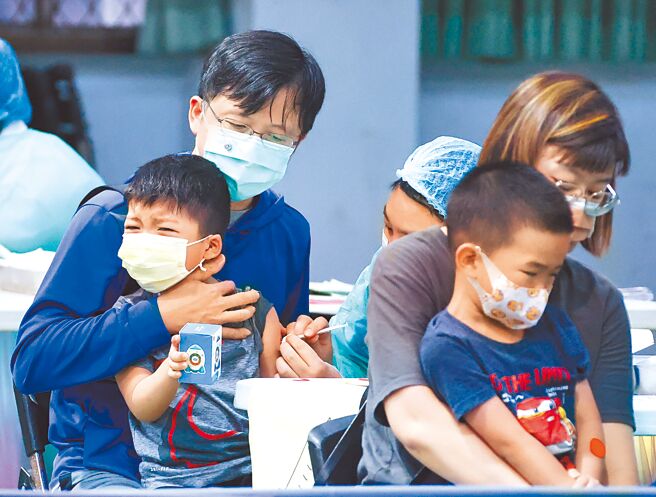 北市开设4处儿童疫苗接种站，提供5至11岁儿童BNT第1剂、6至11岁莫德纳第1、2剂接种。图为家长带着孩童前往接种。（罗永铭摄）