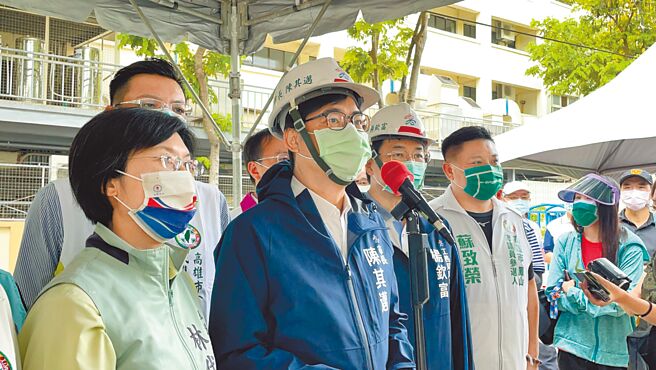 高雄市府连续2日暂停召开防疫记者会，市长陈其迈17日表示疫情从高原期逐步缓降。（洪靖宜摄）