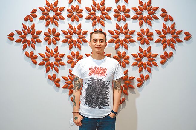 瑟提亚万在台首次个展《灵语》以规则组成的陶件营造独特的空间氛围。（安卓艺术提供）