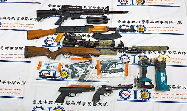 警方查获赵男改造的多把枪械。（警方提供）