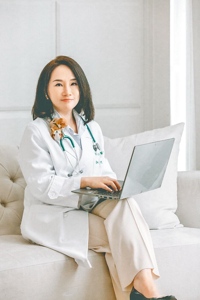 国泰小儿科主任沈仲敏视病犹亲，经常与小朋友打成一片，甚至被称为「高跟鞋医生」。（沈仲敏提供／陈人齐台北传真）