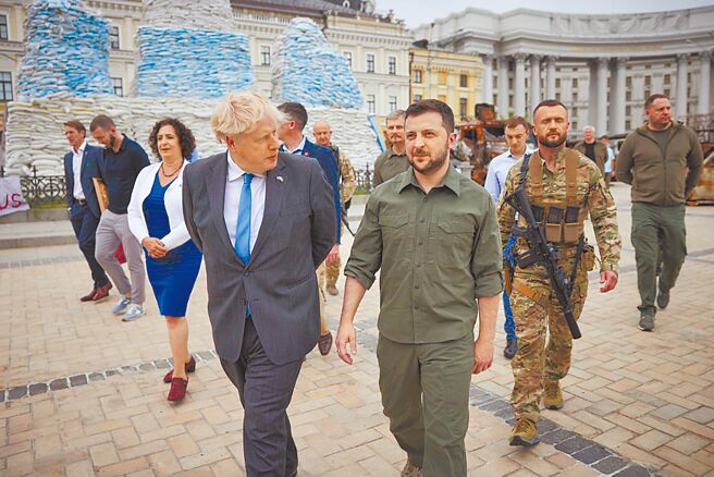 英國首相強森（中左）17日無預警訪問基輔，預告將啟動一項「足以徹底改變戰爭均勢」的軍事訓練先鋒計畫，預估每120天可訓練高達1萬名烏克蘭武裝部隊成員。（摘自烏克蘭總統府官網）